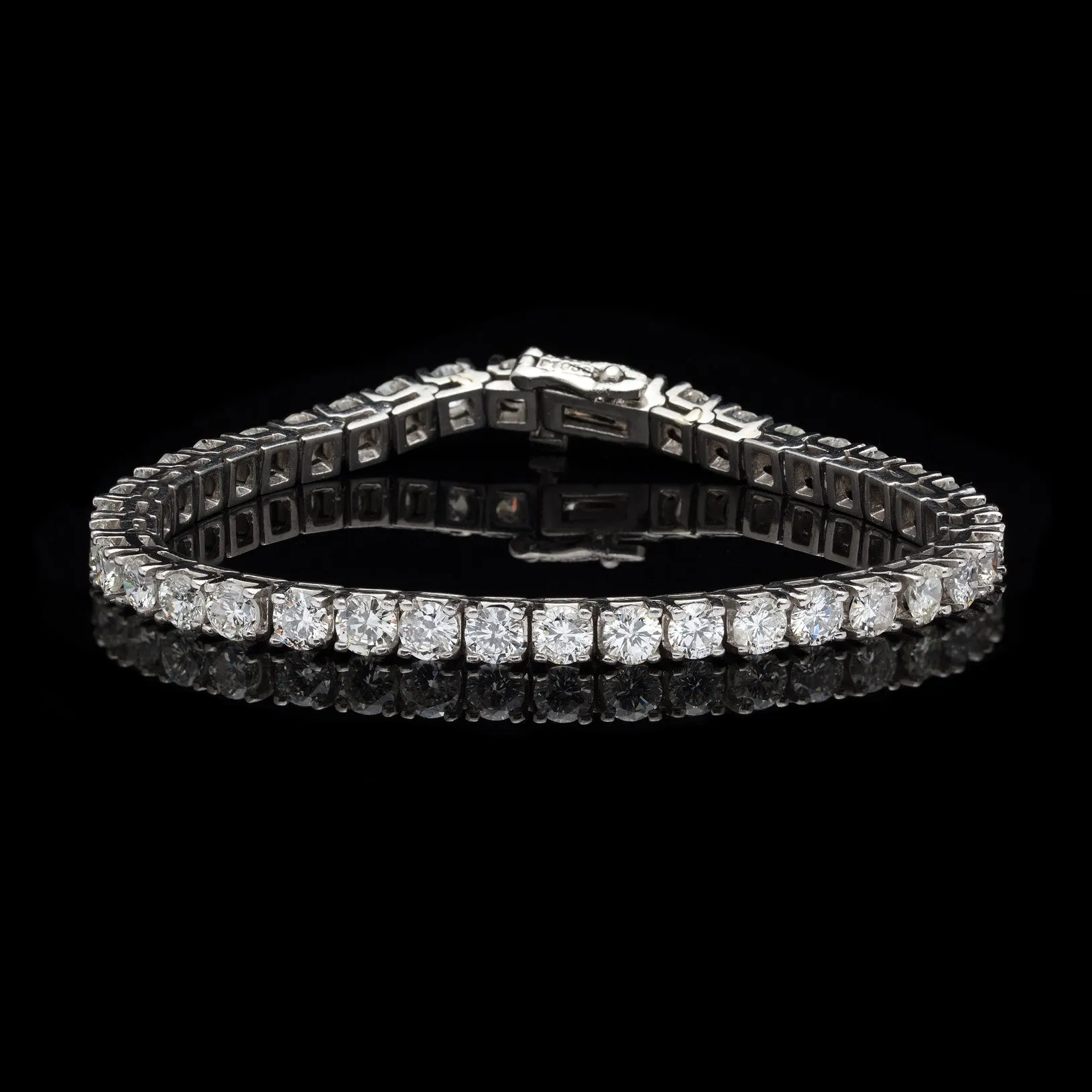 Lovely Platinum & Diamond Tennis Bracelet